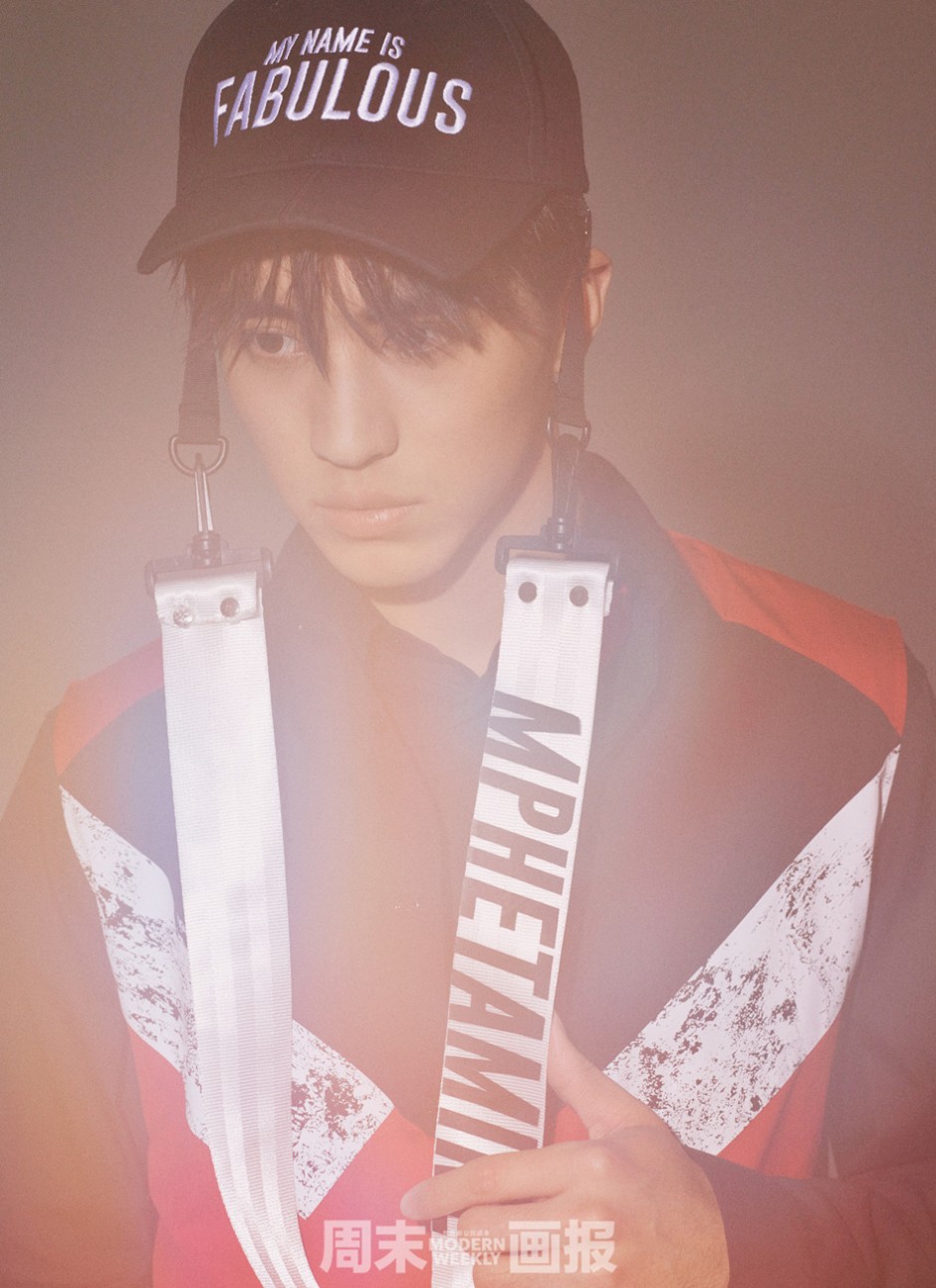 人氣偶像許魏洲雜志封面 雙目透視三月春光