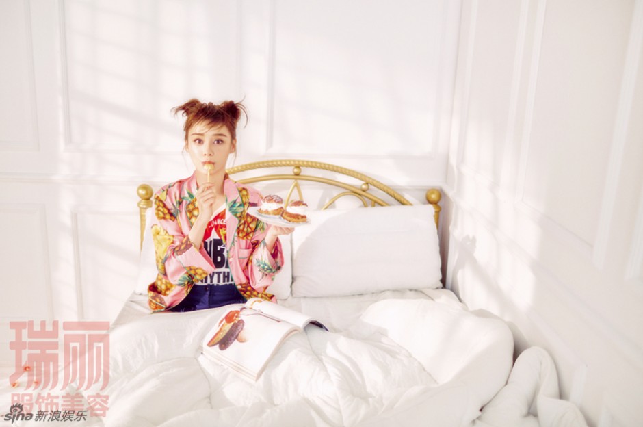 袁姍姍登《瑞麗》雜志封面 甜美俏皮上演美食誘惑