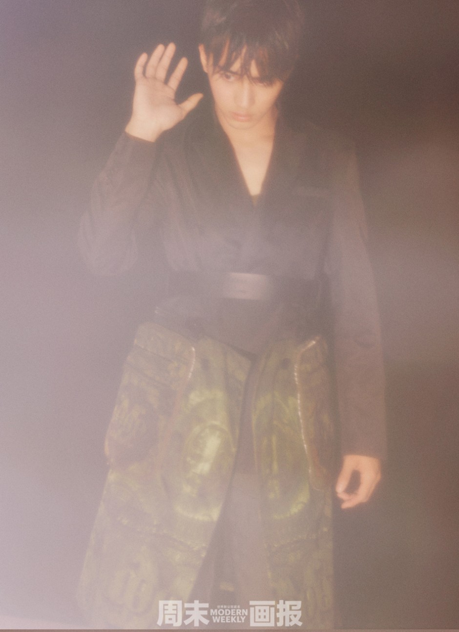 人氣偶像許魏洲雜志封面 雙目透視三月春光