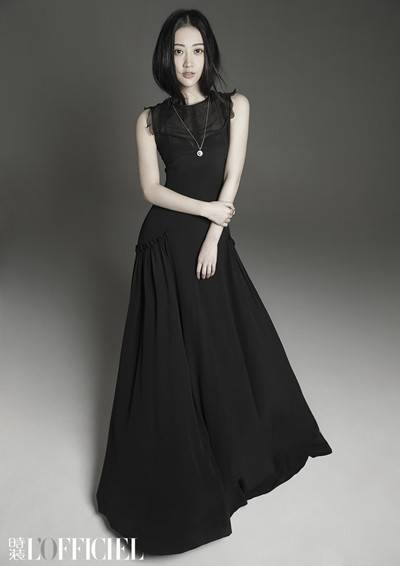 景甜雜志封面大片曝光 眼神清澈大秀冷白肌