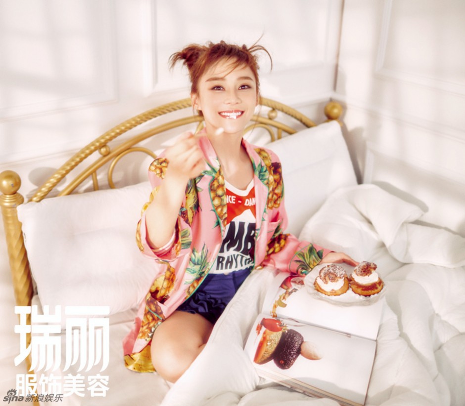 袁姍姍登《瑞麗》雜志封面 甜美俏皮上演美食誘惑