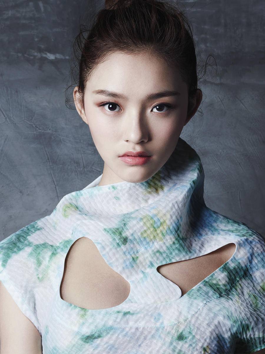 林允登雜志開年封面大片 輕靈自然裸妝迷人