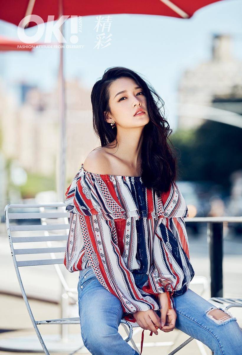 演員李沁首登雜志封面 明艷惹眼漫步街頭