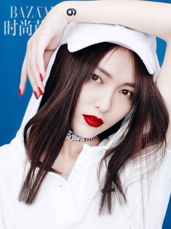 唐嫣登《時(shí)尚芭莎》雜志封面大片 雪肌紅唇引人驚嘆