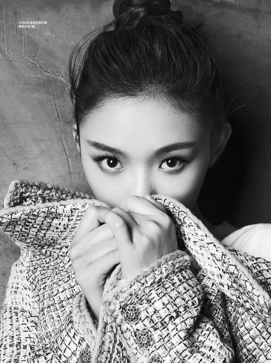 林允登雜志開年封面大片 輕靈自然裸妝迷人