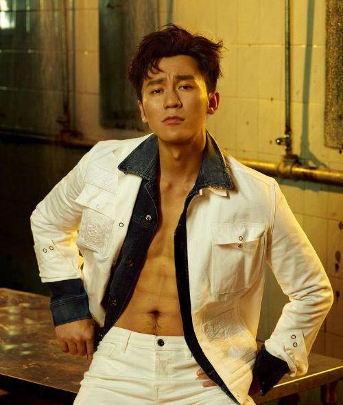 李晨登《男人裝》雜志封面 身材健壯大秀肌肉