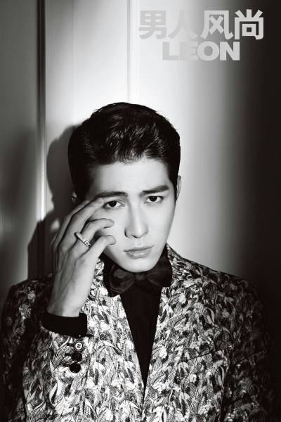 陳學(xué)冬雜志黑白復(fù)古大片 化身名門&ldquo;貴公子&rdquo;