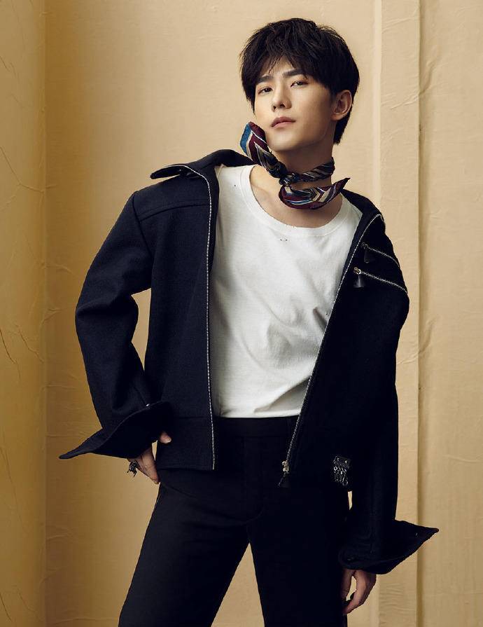 楊洋封面大片秀長腿 風格百變展多面魅力