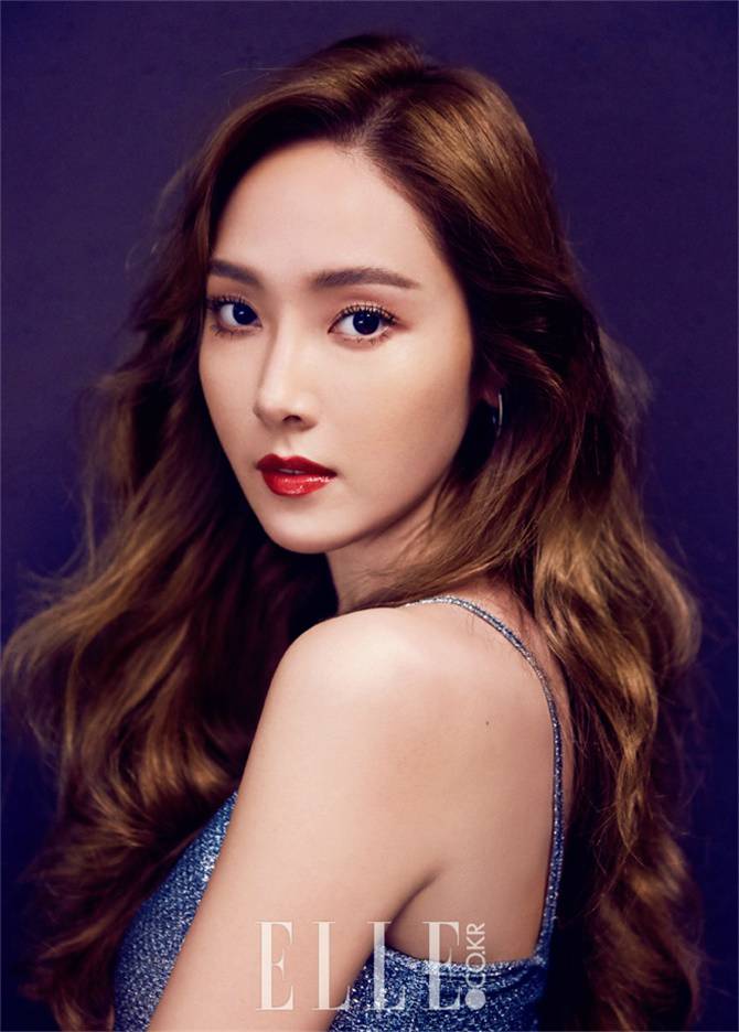 Jessica鄭秀妍拍攝美妝大片 風格迥異明艷動人