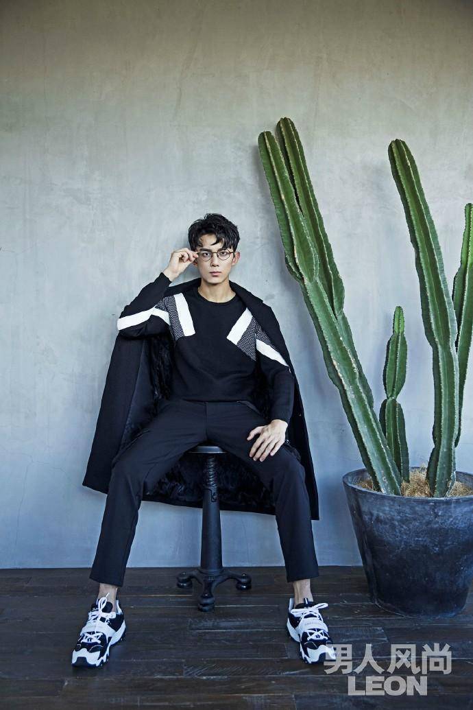 吳磊雜志封面大片曝光 冷峻眼神蛻變成型男