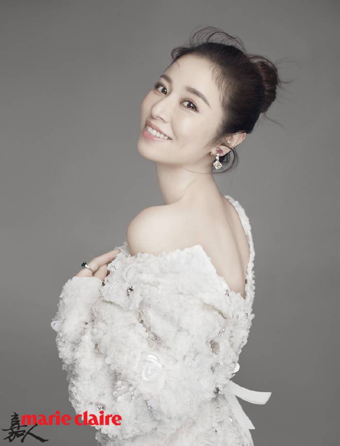 林心如登《嘉人》雜志封面 大秀玉頸美背