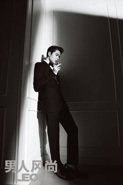 陳學(xué)冬雜志黑白復(fù)古大片 化身名門“貴公子”