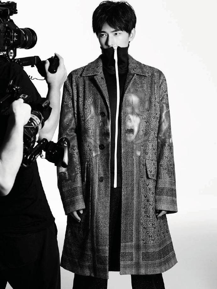 楊洋封面大片秀長(zhǎng)腿 風(fēng)格百變展多面魅力