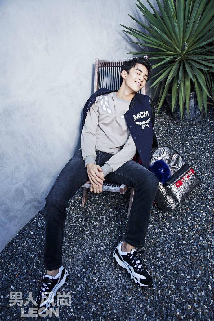 吳磊雜志封面大片曝光 冷峻眼神蛻變成型男