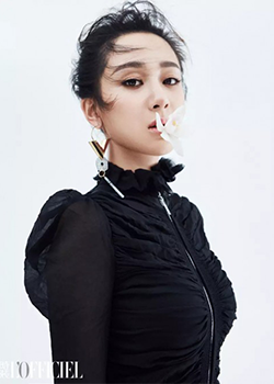 楊紫雜志封面照曝光 一身華服盡顯嬌麗容顏