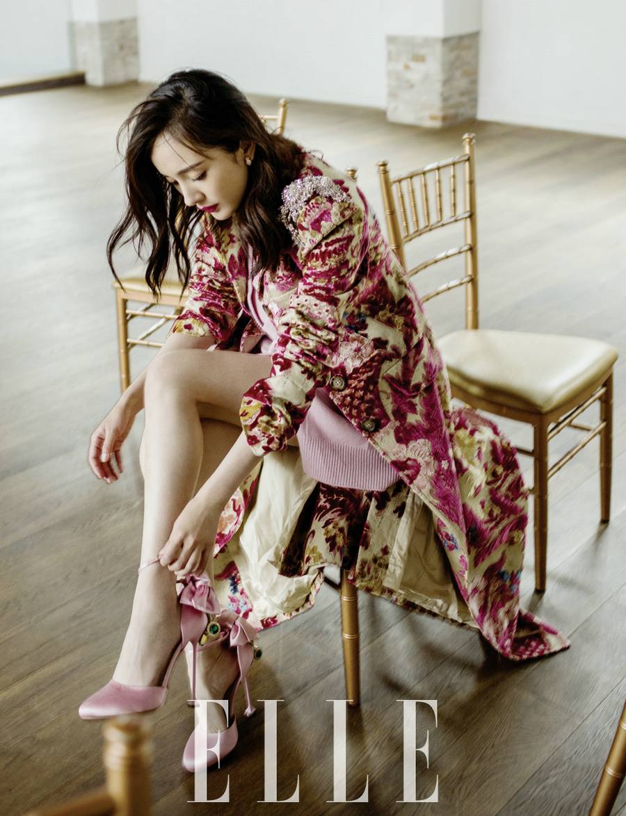 楊冪時(shí)尚封面大片 紅唇綠襖好妖艷