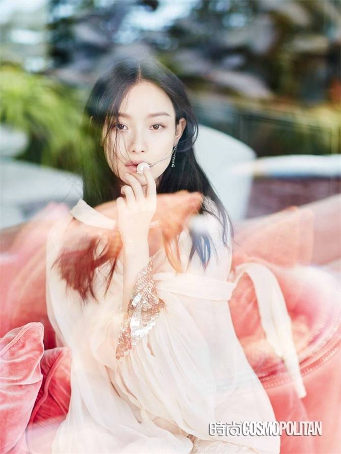 倪妮再登雜志封面 淡雅的妝容如火炙熱