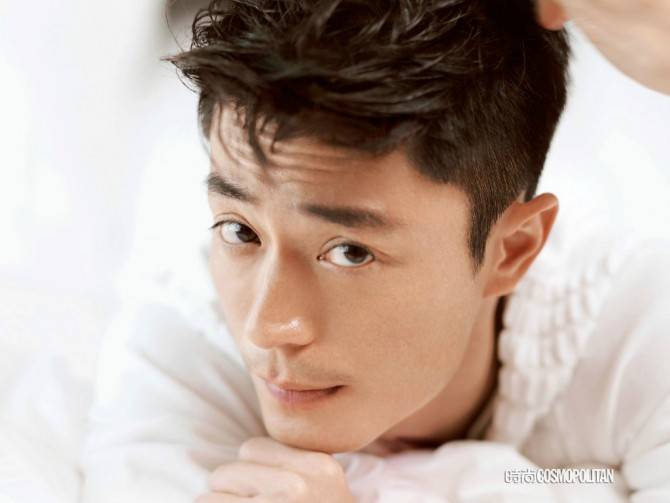 霍建華登《時(shí)尚COSMO》雜志封面 眼神深邃動(dòng)人心弦