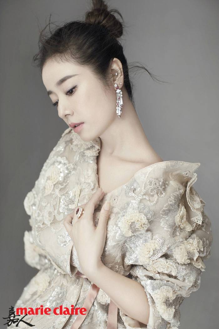 林心如登《嘉人》雜志封面 大秀玉頸美背