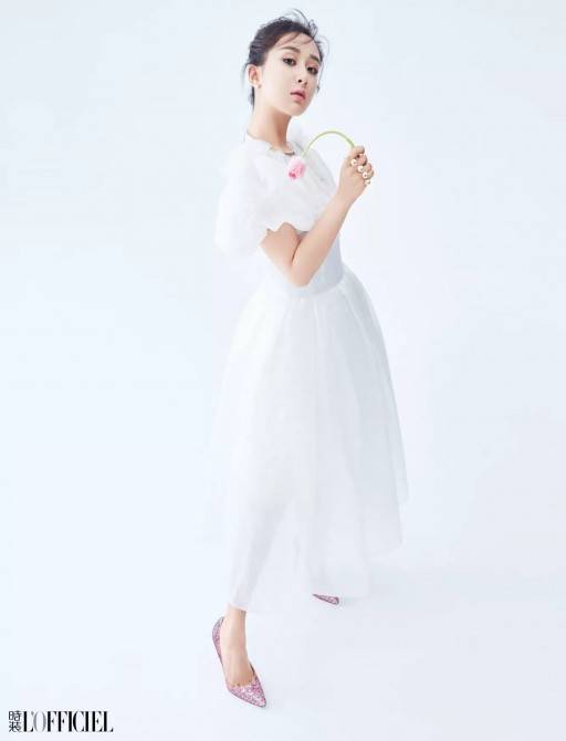 楊紫雜志封面照曝光 一身華服盡顯嬌麗容顏