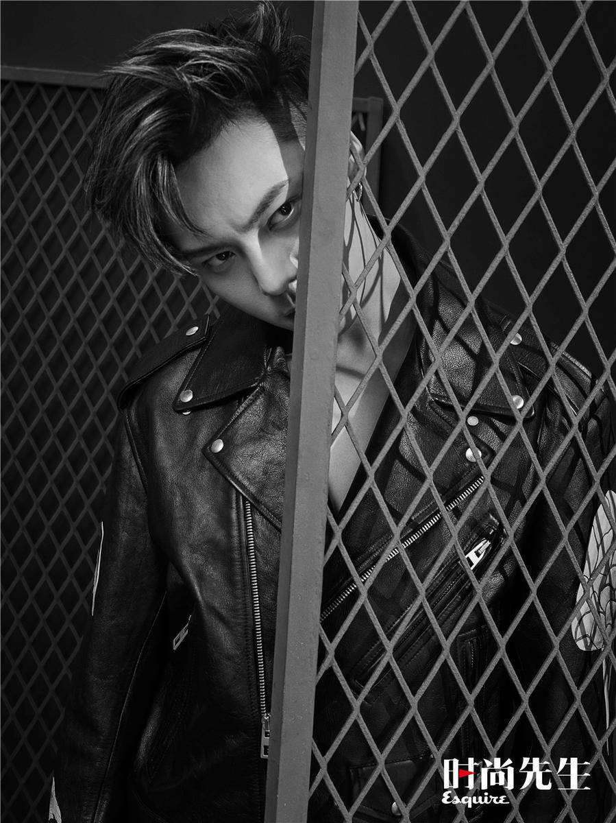 陳偉霆最新雜志封面圖片 痞帥氣質(zhì)眼神深邃撩人