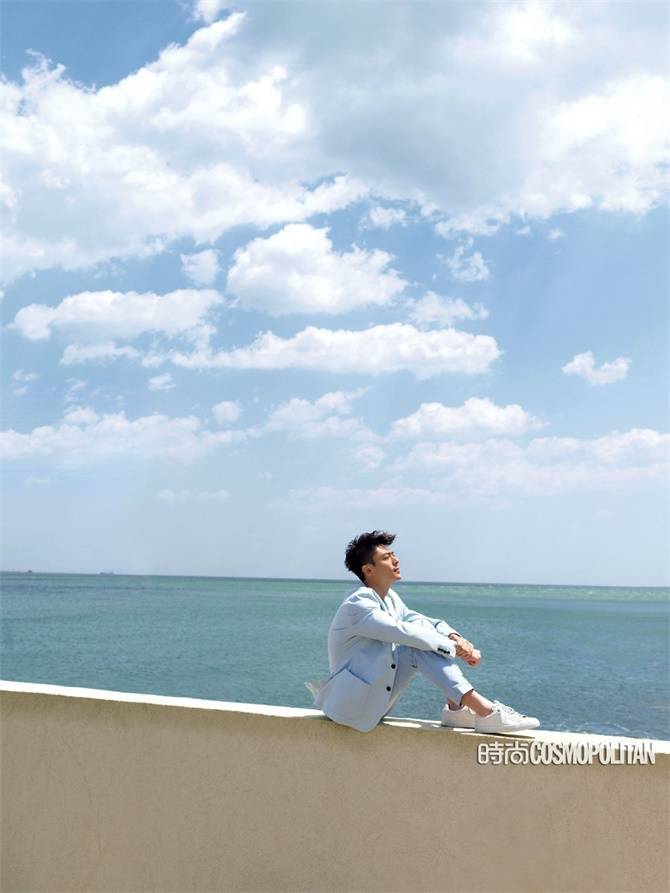 霍建華登《時尚COSMO》雜志封面 眼神深邃動人心弦