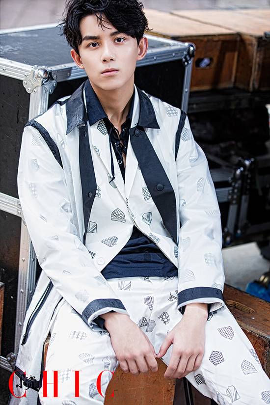 《小資CHIC》吳磊帥氣時(shí)尚封面圖片 本色出演浪漫少年
