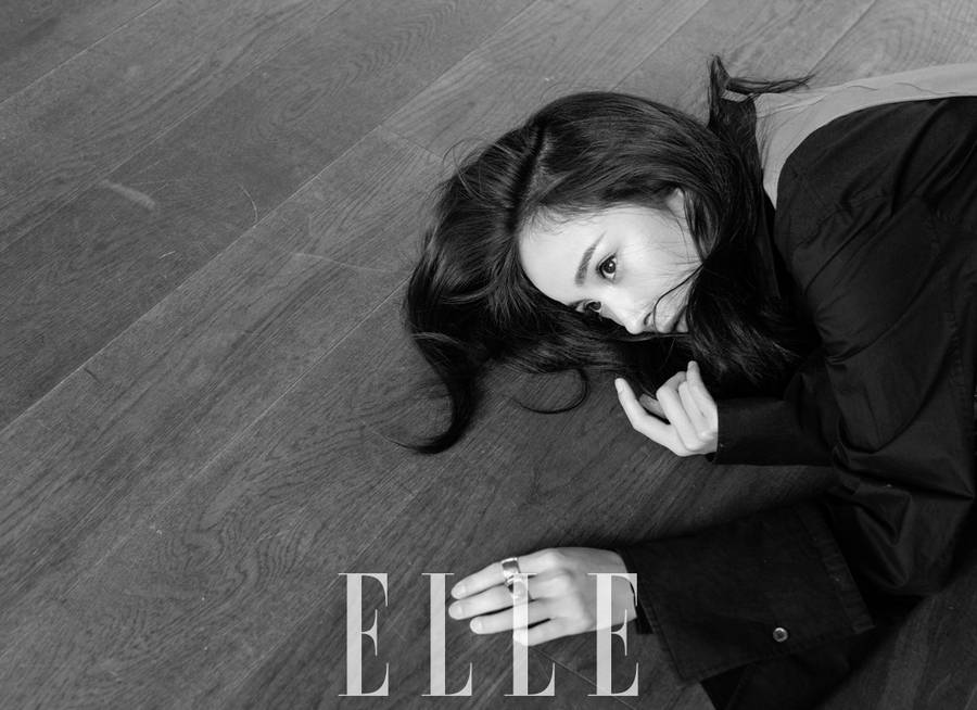 楊冪時尚封面大片 紅唇綠襖好妖艷