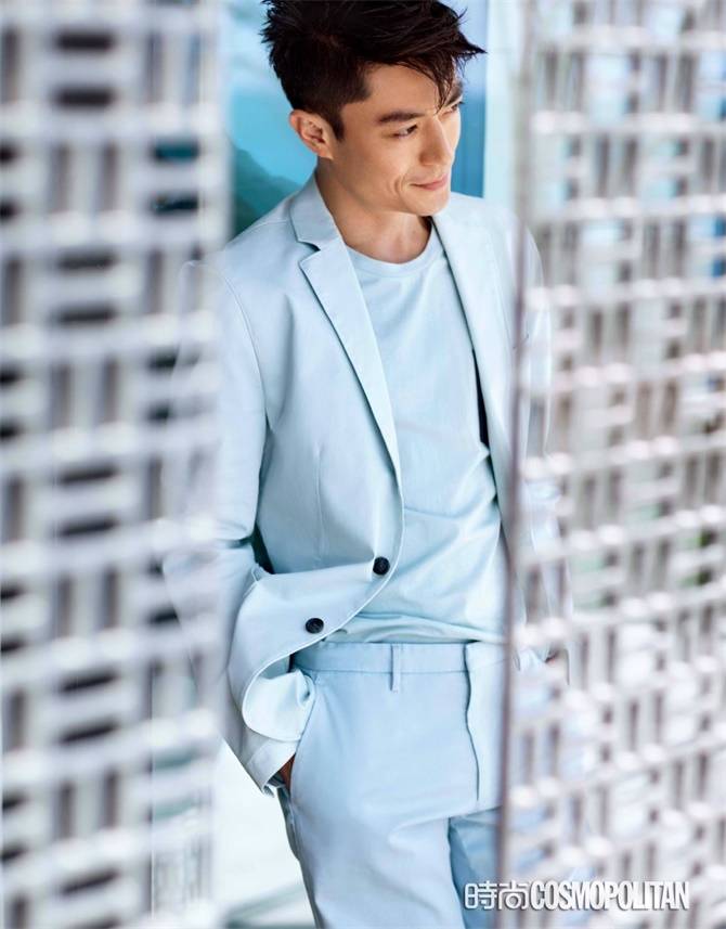 霍建華登《時(shí)尚COSMO》雜志封面 眼神深邃動(dòng)人心弦