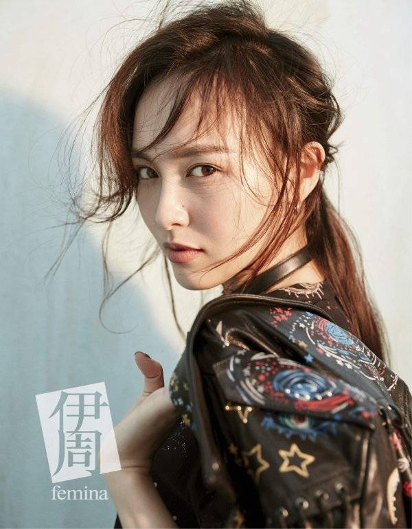 《伊周》攜手唐嫣拍攝封面寫(xiě)真 女王氣場(chǎng)總裁范兒