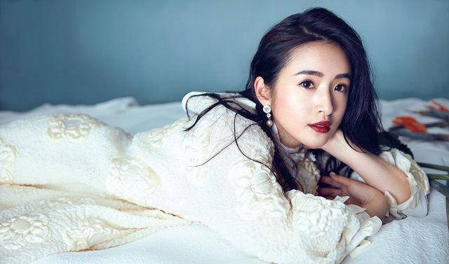 &ldquo;少女人妻&rdquo;林依晨雜志封面美圖 姿態(tài)優(yōu)雅顯知性