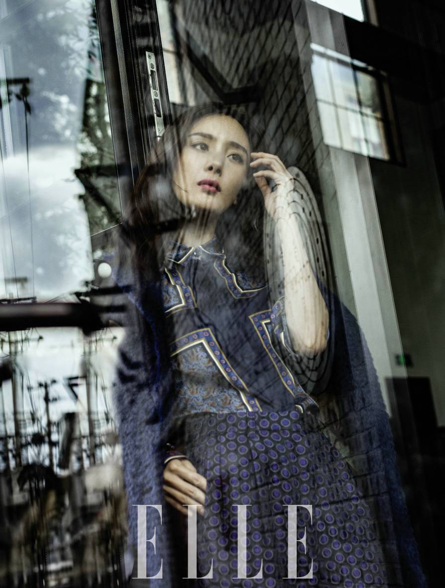 楊冪時尚封面大片 紅唇綠襖好妖艷