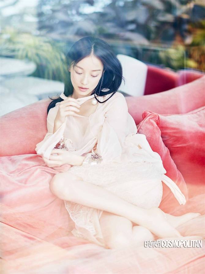 倪妮再登雜志封面 淡雅的妝容如火炙熱