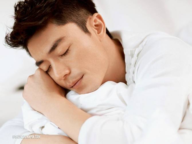 霍建華登《時(shí)尚COSMO》雜志封面 眼神深邃動(dòng)人心弦