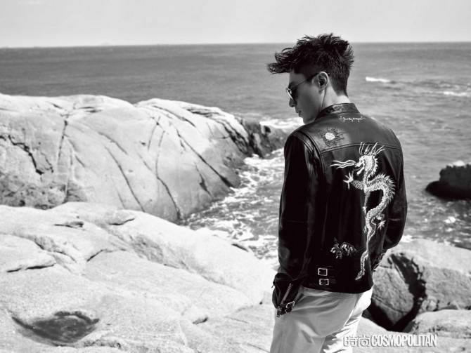 霍建華登《時(shí)尚COSMO》雜志封面 眼神深邃動(dòng)人心弦