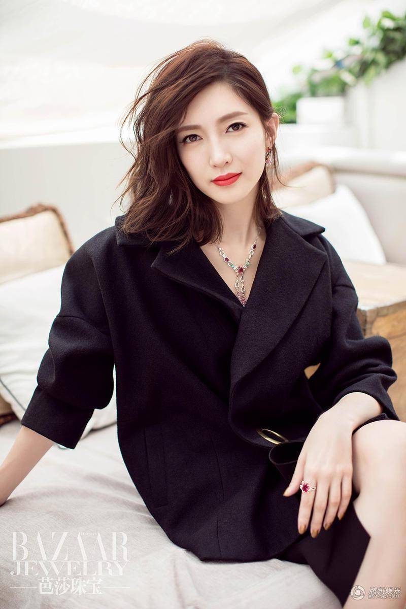 江疏影雜志封面寫(xiě)真 紅唇示人氣場(chǎng)全開(kāi)