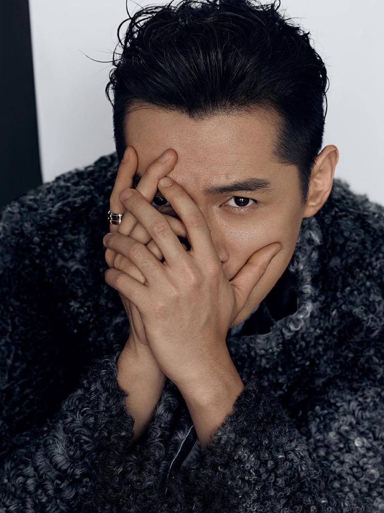 胡歌封面雜志圖片 這痞帥的氣質(zhì)簡(jiǎn)直擋不住！