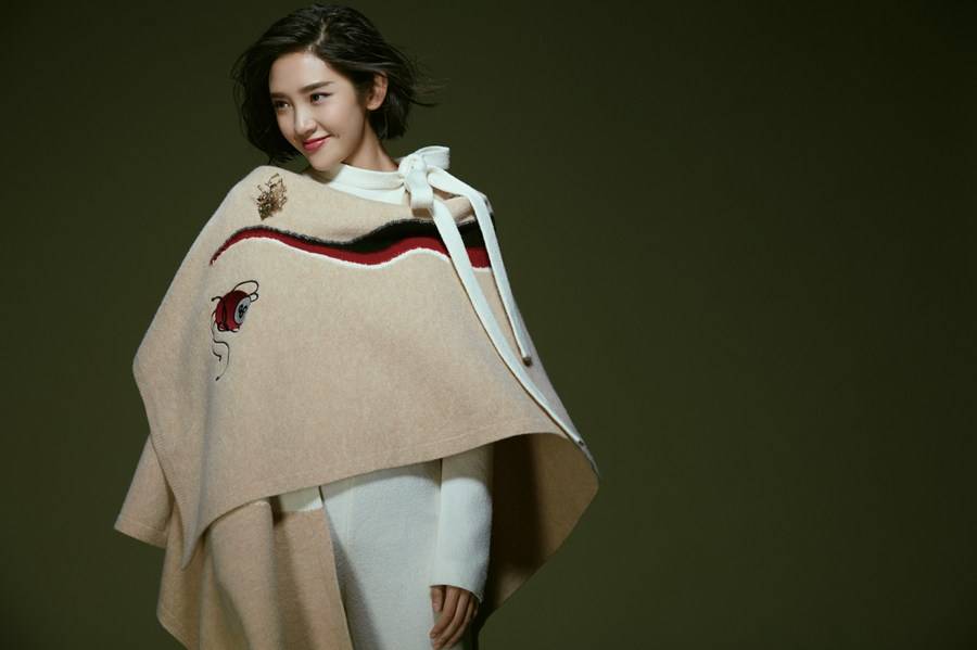 唐藝昕秋日寫真大片 元氣少女詮釋另類優(yōu)雅