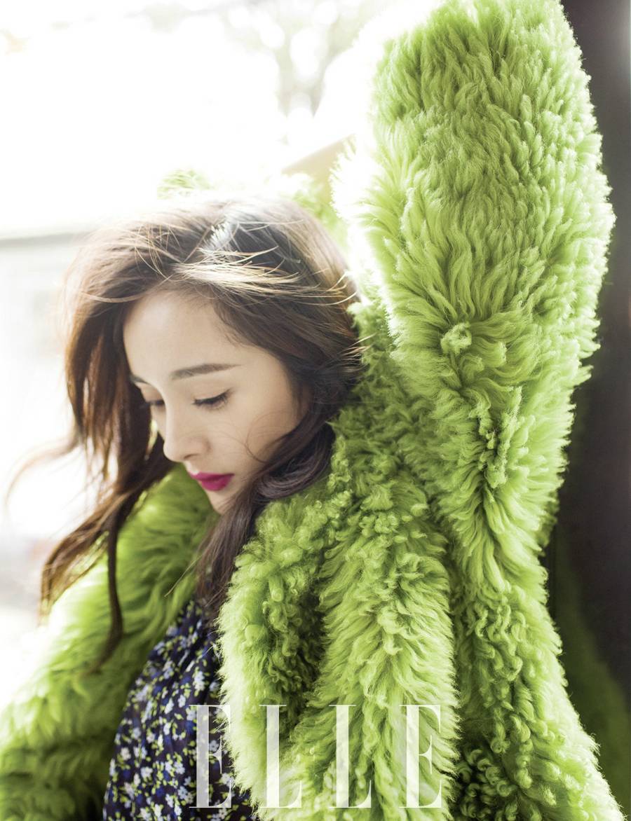 楊冪時(shí)尚封面大片 紅唇綠襖好妖艷