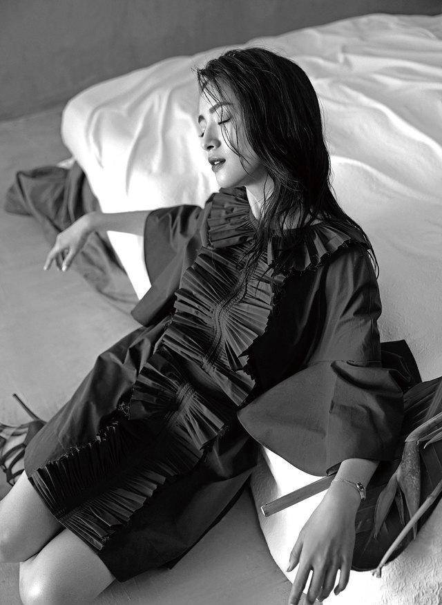 &ldquo;少女人妻&rdquo;林依晨雜志封面美圖 姿態(tài)優(yōu)雅顯知性