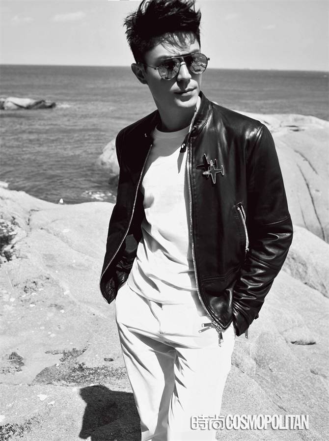 霍建華登《時(shí)尚COSMO》雜志封面 眼神深邃動(dòng)人心弦