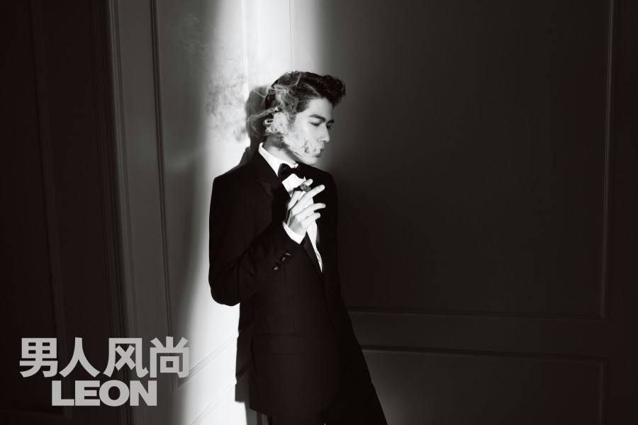 陳學(xué)冬雜志黑白復(fù)古大片 化身名門&ldquo;貴公子&rdquo;