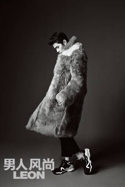 陳學(xué)冬雜志黑白復(fù)古大片 化身名門&ldquo;貴公子&rdquo;