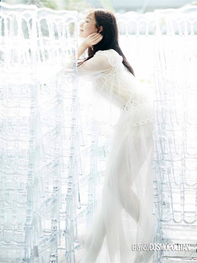 倪妮再登雜志封面 淡雅的妝容如火炙熱