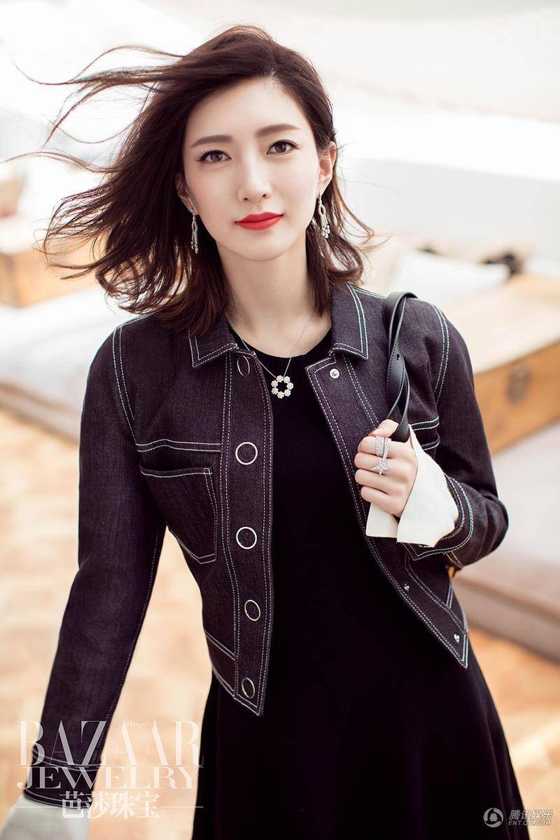 江疏影雜志封面寫(xiě)真 紅唇示人氣場(chǎng)全開(kāi)