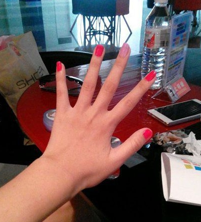 中指指甲內(nèi)涵圖 就只有這個(gè)指甲掉色了