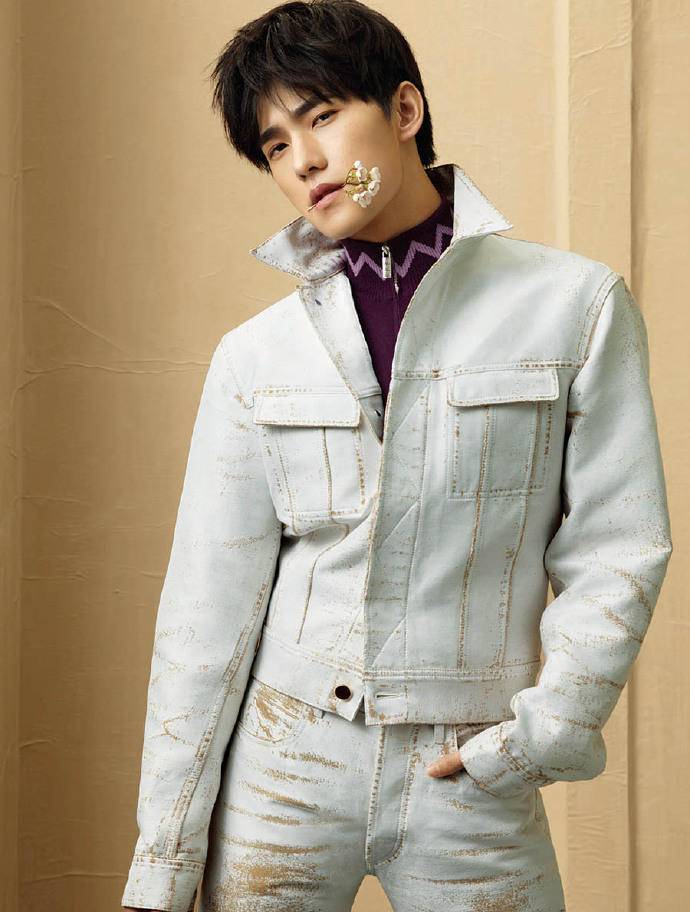 楊洋封面大片秀長腿 風(fēng)格百變展多面魅力