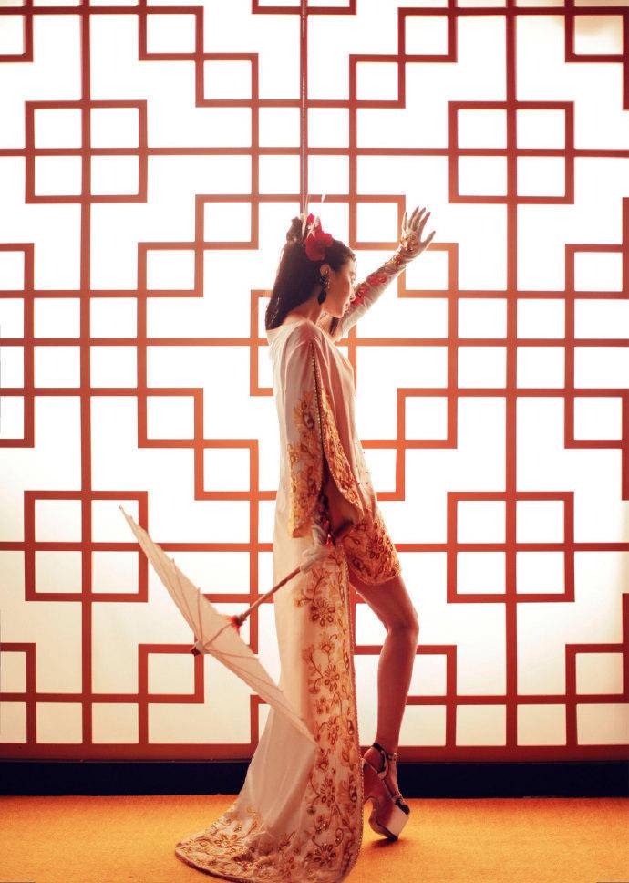 范冰冰最新雜志大片 紅唇美背嫵媚妖嬈