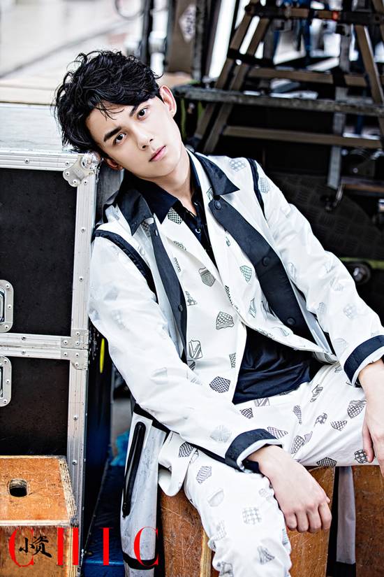 《小資CHIC》吳磊帥氣時(shí)尚封面圖片 本色出演浪漫少年