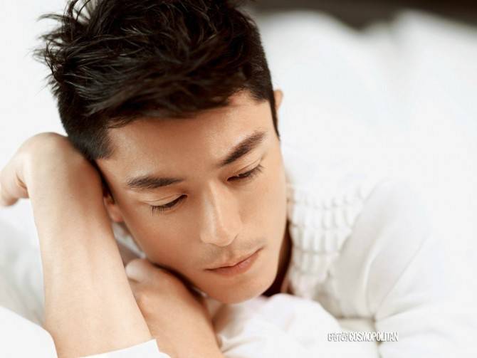 霍建華登《時尚COSMO》雜志封面 眼神深邃動人心弦